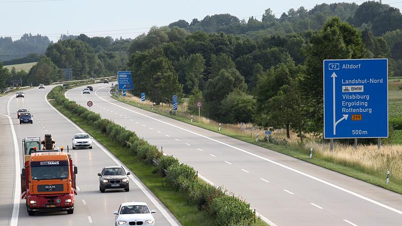 Alles, was nicht gut gesichert ist, können Fahrzeuge auf der Autobahn A92 verlieren. Das ist nicht ungefährlich.