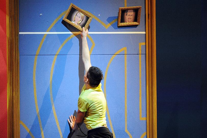 Rene Lass springt während der Wette eine Wand hoch.