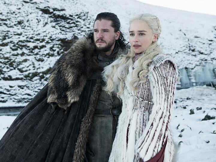 Kit Harington als Jon Snow und Emilia Clarke als Daenerys Targaryen in einer Folge der Serie "Games of Thrones". Die jüngste Folge sorgte für Gelächter, weil in einer kurzen Einstellung ein Kaffeebecher zu sehen war.