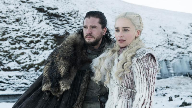 Kit Harington als Jon Snow und Emilia Clarke als Daenerys Targaryen in einer Folge der Serie "Games of Thrones". Die jüngste Folge sorgte für Gelächter, weil in einer kurzen Einstellung ein Kaffeebecher zu sehen war. Kit Harington als Jon Snow und Emilia Clarke als Daenerys Targaryen in einer Folge der Serie "Games of Thrones". Die jüngste Folge sorgte für Gelächter, weil in einer kurzen Einstellung ein Kaffeebecher zu sehen war.