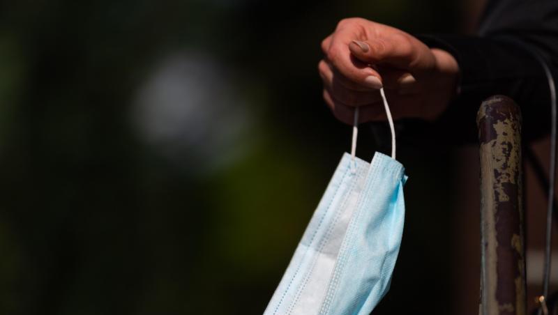 Zwei Parlamentarier hatten die Unionsfraktion verlassen, nachdem bekannt geworden war, dass sie oder ihre Firmen für die Vermittlung von Corona-Schutzmasken Provisionen erhalten hatten.