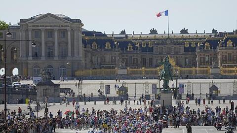 Endlich in Paris: Das Hauptfeld passiert das Schloss Versailles.