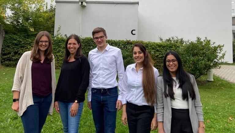 Die Studenten vor der Hochschule.