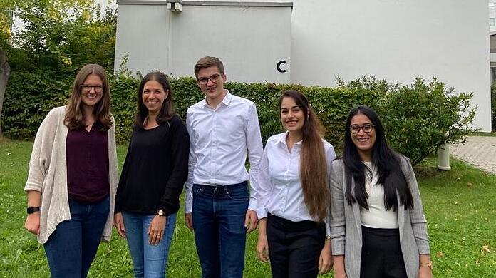 Die Studenten vor der Hochschule.