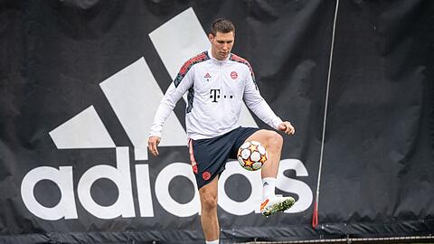 Niklas Süle spielt den Ball.