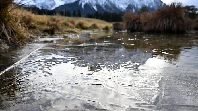 Die Kreiswasserwacht Starnberg gibt Tipps für eine sichere Saison auf zugefrorenen Seen und Gewässern. (Symbolbild)
