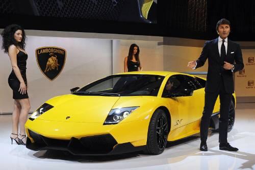 Stolze Geste: Lamborghini-Chef Stephan Winkelmann mit dem Murcielago LP670-4 SV mit 670 PS.