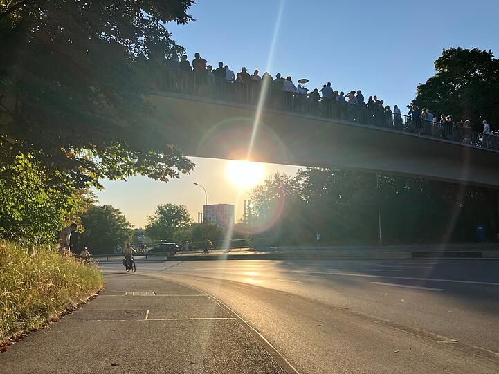 Die Br&uuml;cke am Gr&uuml;nwalder Stadion musste am Mittwochabend eine Menge Last tragen.