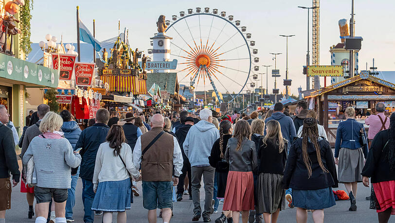 Pünktlich zur Wiesn 2026 hat Adidas ein neues Dirndl auf den Markt gebracht. Die Meinungen darüber sind geteilt. (Symbolbild) Pünktlich zur Wiesn 2026 hat Adidas ein neues Dirndl auf den Markt gebracht. Die Meinungen darüber sind geteilt. (Symbolbild)