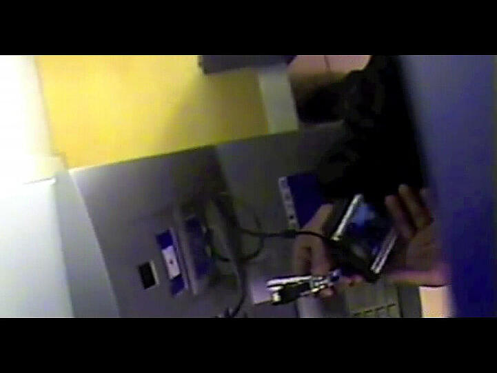 Hier wird gerade ein Geldautomat manipuliert. Die Bilder