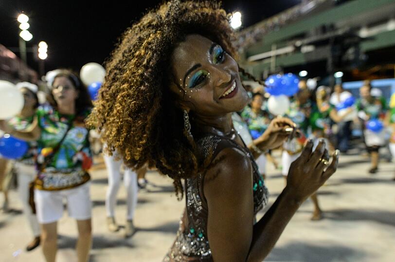 In Rio de Janeiro, der Karneval-Stadt schlechthin, sind die Leute aus dem Häuschen. Kaum zu glauben dass diese Bilder von einer Probe stammen.