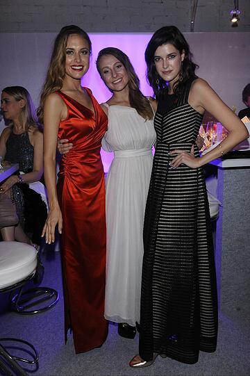 Alena Gerber mit ihrer Schwester Deborah und Model Marie Nasemann