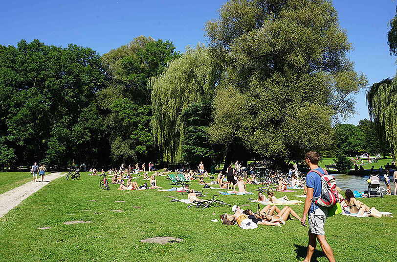 Bei den heißen Temperaturen gönnten sich einige Münchner eine Abkühlung im Eisbach.