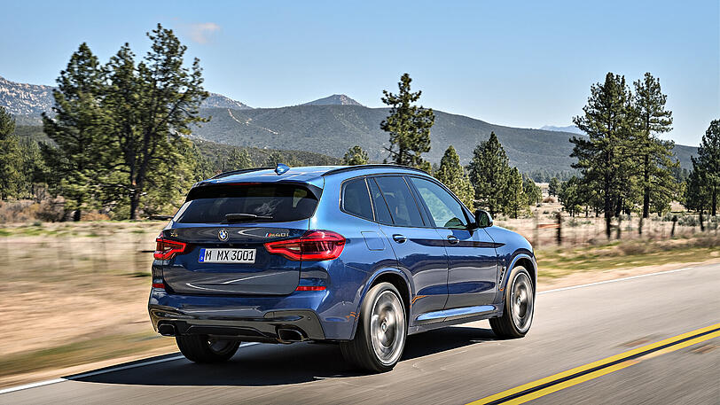 Der neue X3 von hinten: Der Dachspoiler ist tiefer heruntergezogen, die Form der Auspuffendrohre geändert.