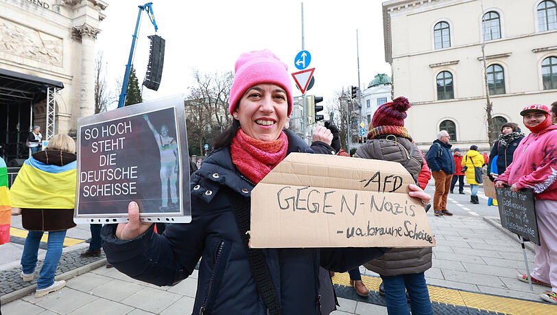 Gegen die AfD und gegen Nazis – viele Münchner tun ihren Protest am Sonntag auch auf Schildern kund.