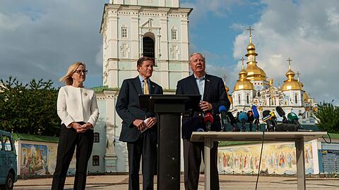 Die US-Senatoren LIndsey Graham und Richard Blumenthal haben in Kiew auch den ukrainischen Präsidenten Wolodymyr Selenskyj zu Gesprächen getroffen.
