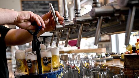 Der Hotel- und Gastst&auml;ttenverband Dehoga sieht in der digitalen Trinkgeld-Variante eine Reaktion auf sich ver&auml;ndernde Zahlungsgewohnheiten. (Archivbild)