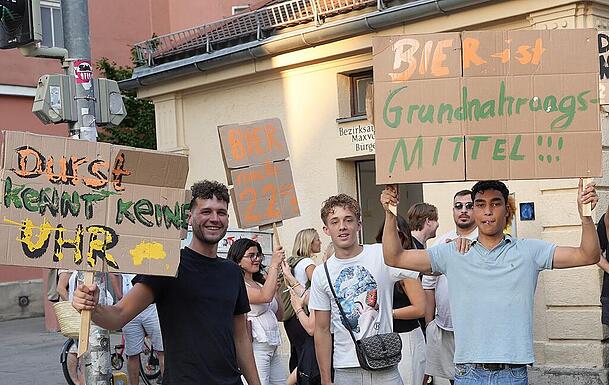 "Bier ist Grundnahrungsmittel": Im August 2025 protestieren Studierende gegen das Bierverkaufsverbot nach 22 Uhr im Univiertel.
