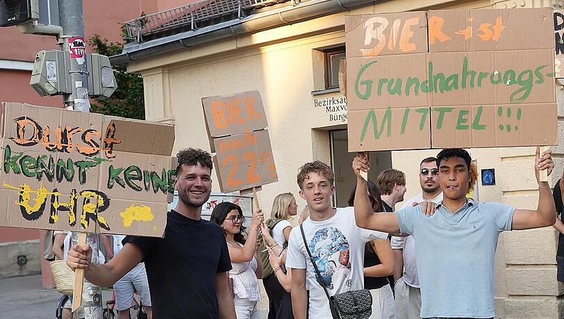 "Bier ist Grundnahrungsmittel": Im August 2025 protestieren Studierende gegen das Bierverkaufsverbot nach 22 Uhr im Univiertel.