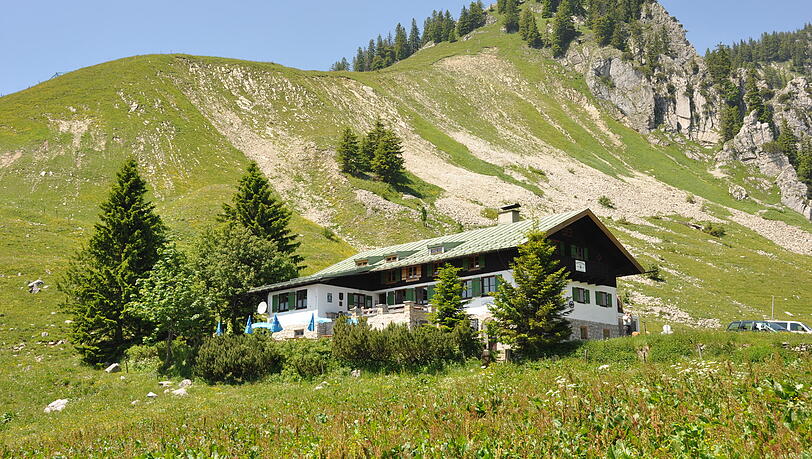Am Fuß des Jägerkamp: die Schönfeldhütte. Am Fuß des Jägerkamp: die Schönfeldhütte.