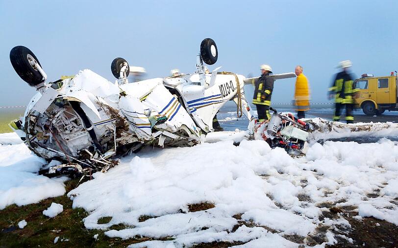 Was aussieht wie Schnee, ist Löschschaum. Nach dem Absturz hatte der Flieger Feuer gefangen.