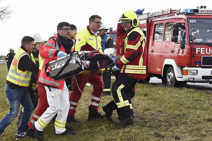 Schwerer Unfall auf der A8. Ein Toyota prallte gegen einen Baum.