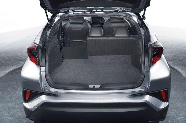 In etwa auf Gold-Niveau: Mindestens 377 Liter beträgt das Kofferraumvolumen des Toyota C-HR.