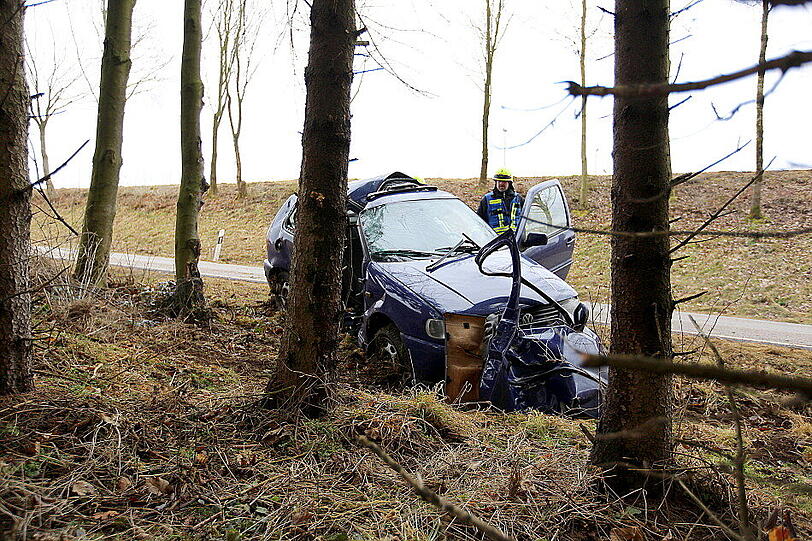Die 19-Jährige verlor in einer Kurve die Kontrolle und krachte gegen den Baum.