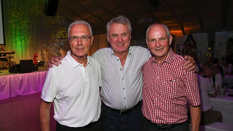 Franz Beckenbauer mit Sepp Maier und Bernd Hoelzenbein