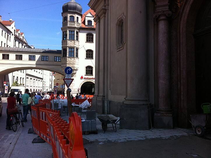 Die Gehwege werden breiter, die Straße im Tal wird erneuert.