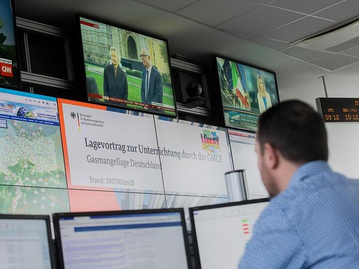 Mitarbeiter sitzen an Monitoren in der Leitstelle im Bundesamt für Katastrophenhilfe und Bevölkerungsschutz. Foto: Rolf Vennenbernd