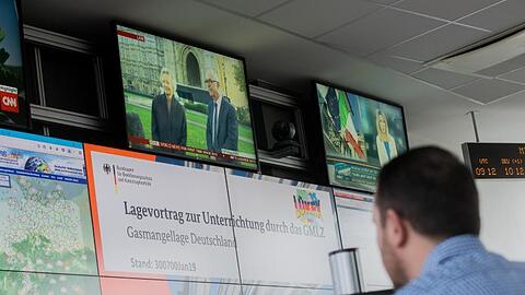 Mitarbeiter sitzen an Monitoren in der Leitstelle im Bundesamt für Katastrophenhilfe und Bevölkerungsschutz. Foto: Rolf Vennenbernd