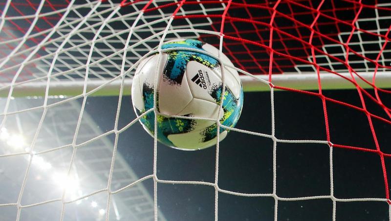 Ein Ball fliegt ins Tornetz.
