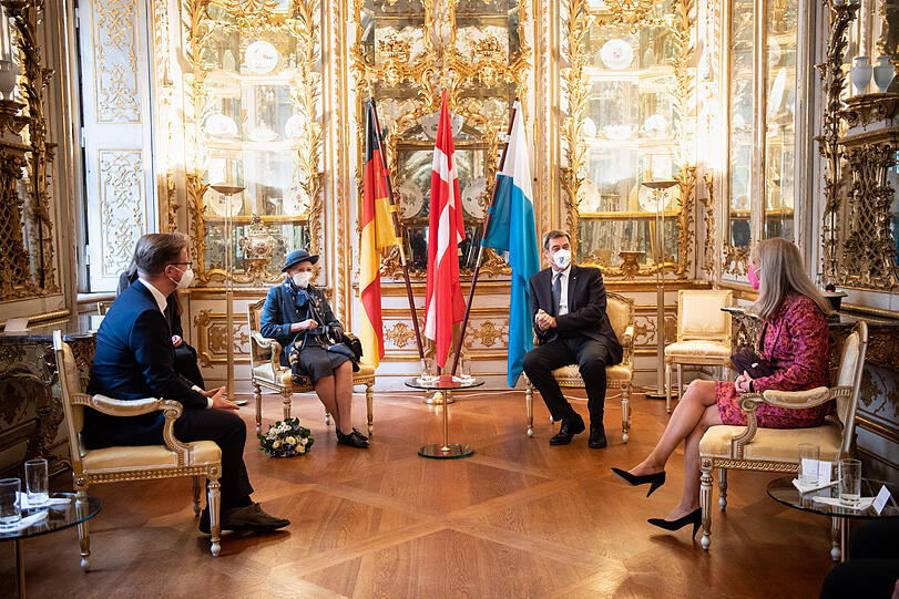Königin Margrethe II. von Dänemark (2.v.l) ist bei ihrem Besuch in der Residenz München im Gespräch mit Markus Söder (CSU, (2.v.r), Parteivorsitzender und Ministerpräsident von Bayern, und seiner Frau Karin Baumüller-Söder (r).