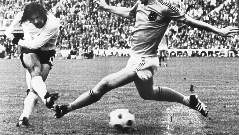 Gerd Müller schießt den Siegtreffer im Fußball-WM-Finale 1974 in München.