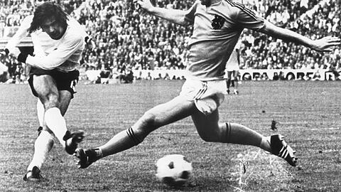 Gerd Müller schießt den Siegtreffer im Fußball-WM-Finale 1974 in München.