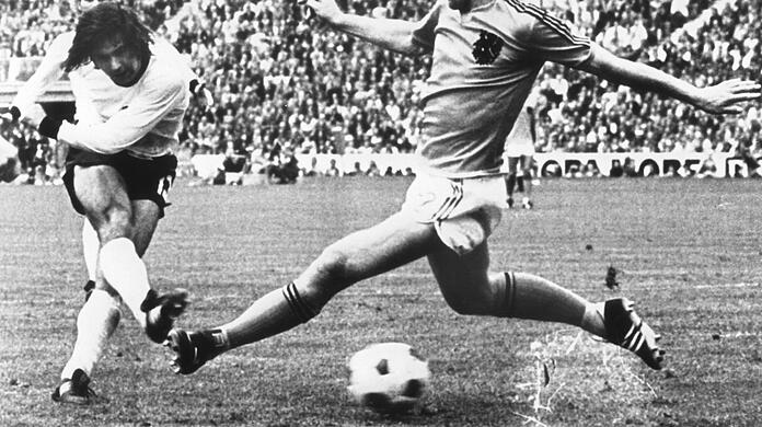 Gerd Müller schießt den Siegtreffer im Fußball-WM-Finale 1974 in München.