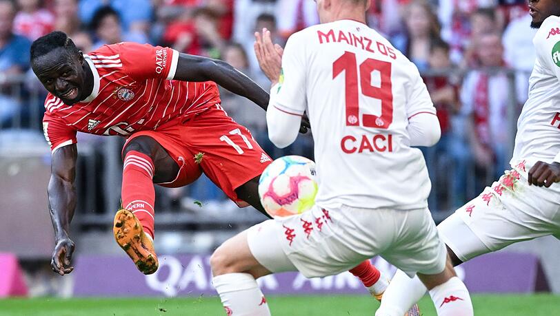 Sadio Mane (l) schießt auf das Tor von Mainz.