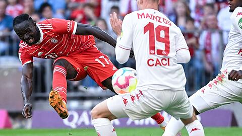 Sadio Mane (l) schießt auf das Tor von Mainz.