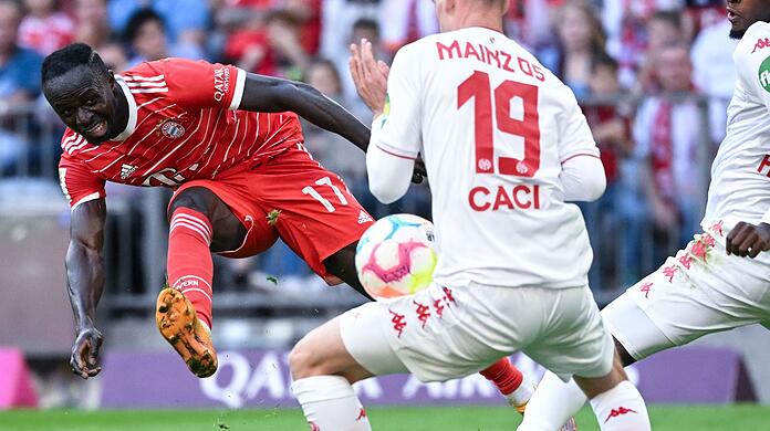 Sadio Mane (l) schießt auf das Tor von Mainz.