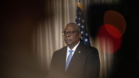 US-Verteidigungsminister Lloyd Austin gibt beim fünften Treffen der Ukraine-Kontaktgruppe auf dem US-Stützpunkt Ramstein ein Schluss-Statement ab.