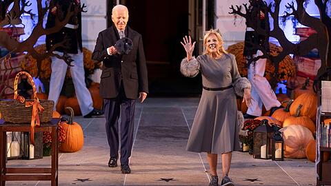 Joe und Jill Biden begrüßen Kinder und Familien für ein gemeinsames Halloween.