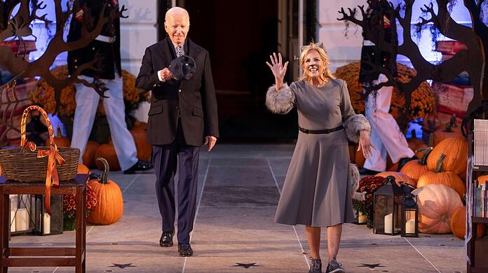 Joe und Jill Biden begrüßen Kinder und Familien für ein gemeinsames Halloween.