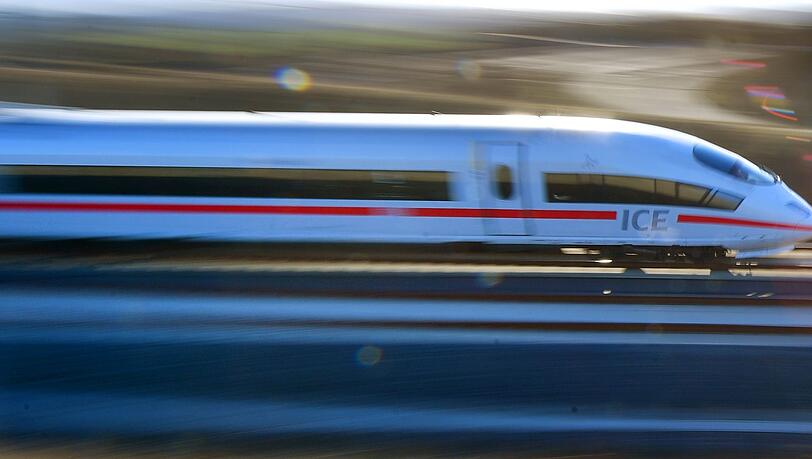 Der ICE war laut Polizei mit etwa 500 Fahrgästen in Richtung Wien unterwegs. (Symbolbild)