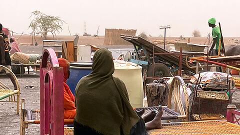 Geflüchtete Frauen aus dem  dem Sudan mit ihrer Habe. Der Machtkampf im Sudan, der seit Mitte April 2023 andauert, hat die nach UN-Angaben weltweit größte Flüchtlingskrise mit mehr als zwölf Millionen Geflüchteten ausgelöst.