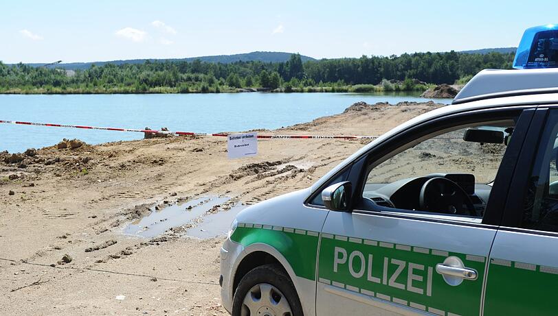 Die Suche nach dem angeblichen Krokodil in einem Schwandorfer Badesee weitet sich aus. Mehrere Taucher der Bereitschaftspolizei haben am Montag auf einem Boot die Wasseroberfläche abgesucht, um dem Reptil auf die Spur zu kommen.