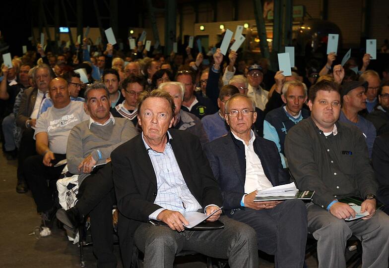Die Bilder von der außerordentlichen Mitgliederversammlung des TSV 1860 im Zenith.