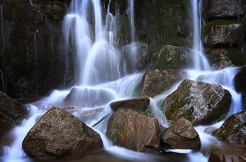 Oberhalb eines Wasserfalls wollte der 17-Jährige über einen kleinen Bachlauf springen und stolperte dabei. (Archivbild)