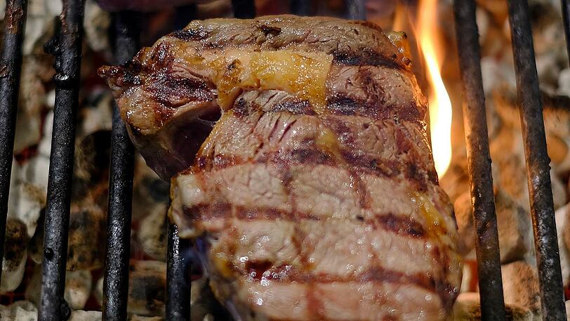 G - Geräuchertes: Laut den Vorhersagen der "New York Times" werden 2017 unter anderem Geräuchertes (smoked food), Hirse (Sorghumhirse oder Zwerghirse), die Philippinische Küche oder Gerichte mit Eigelb zum Food-Trend.