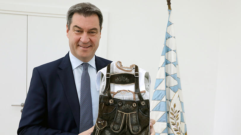 Präsentiert stolz die Lederhose: Ministerpräsident Markus Söder (CSU).